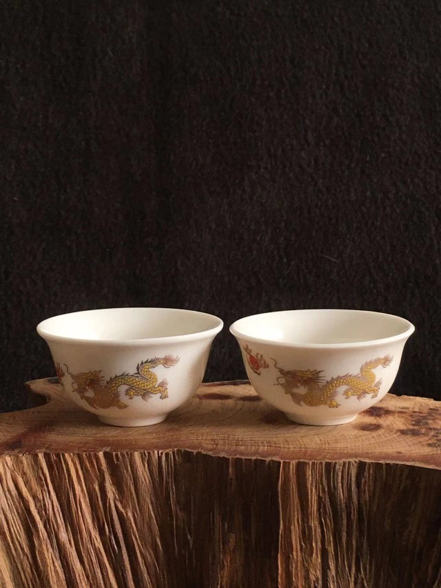 两个年份景德镇高浮雕黄龙茶杯