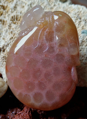 漂亮橘粉红冰呱呱来财天然印尼珊瑚玉精品吊坠挂件白冰俏色巧雕