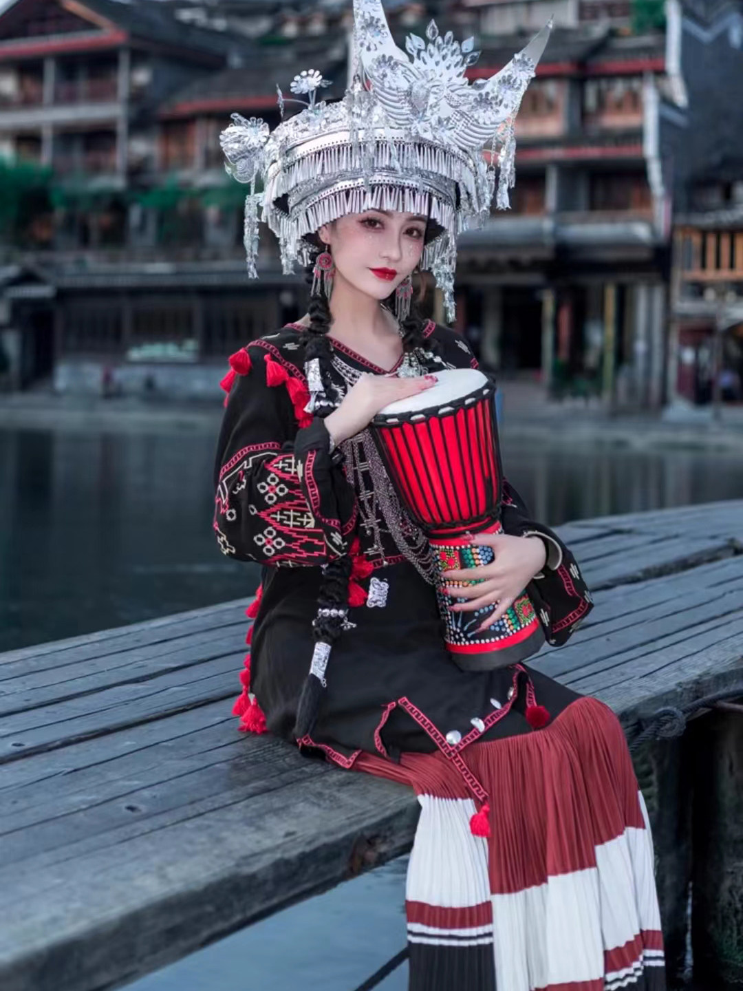 彝族服装女凤凰古城么么茶摄影写真大片棉麻刺绣上衣三色裙子新款