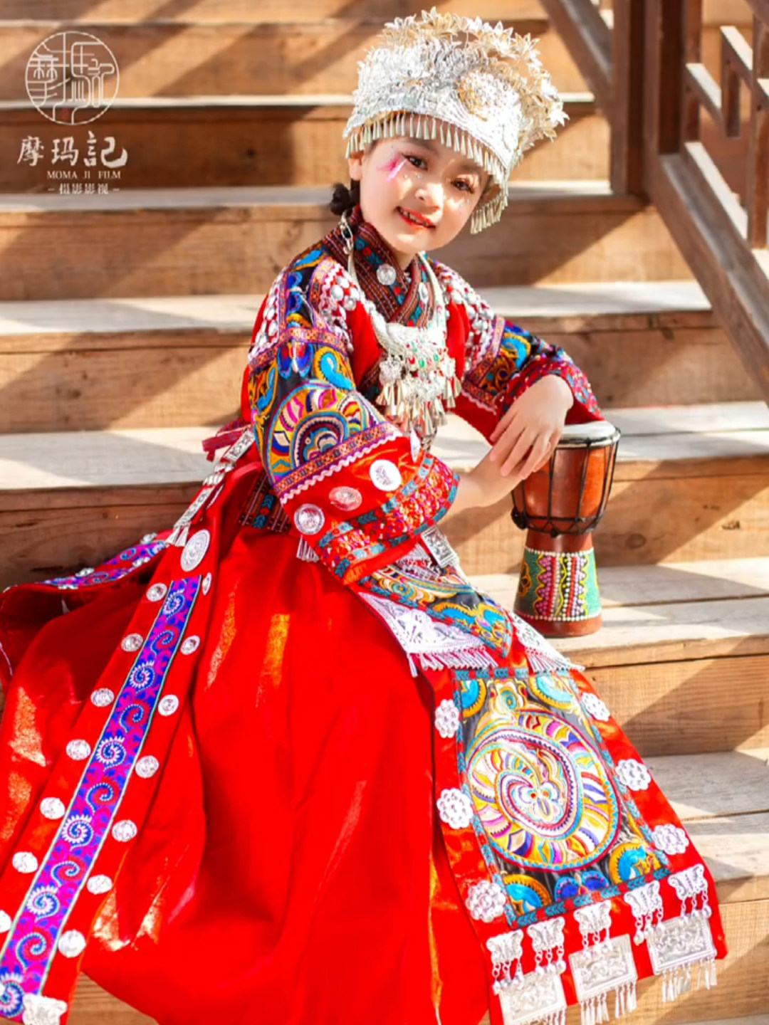 红色儿童刺绣苗族服装