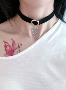 倒三角吊坠黑色宽边项圈女锁骨链