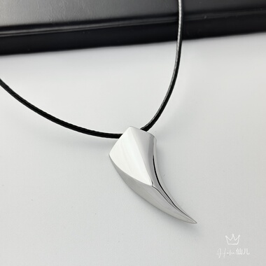 简约狼牙吊坠潮酷小众设计感钛钢项链男黑绳个性百搭冷淡风毛衣链