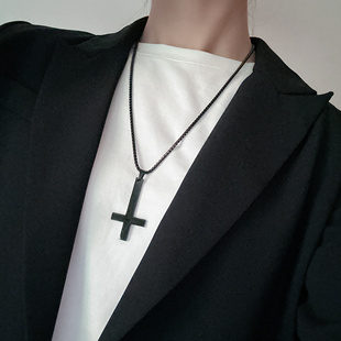 不掉色 黑色逆倒十字架项链男女钛钢吊坠简约百搭惊封白柳cos饰品