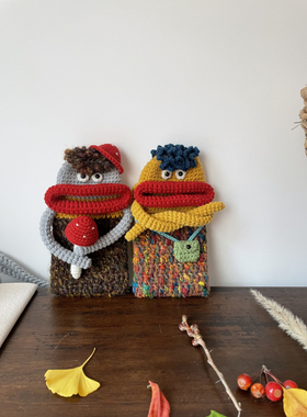 Oneblue丨手工 毛线编织 奇奇怪怪丑萌香肠嘴怪兽 手机收纳包