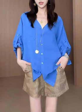 慵懒风穿搭女2026夏季新款宽松蓝色衬衫搭配休闲短裤子两件套套装