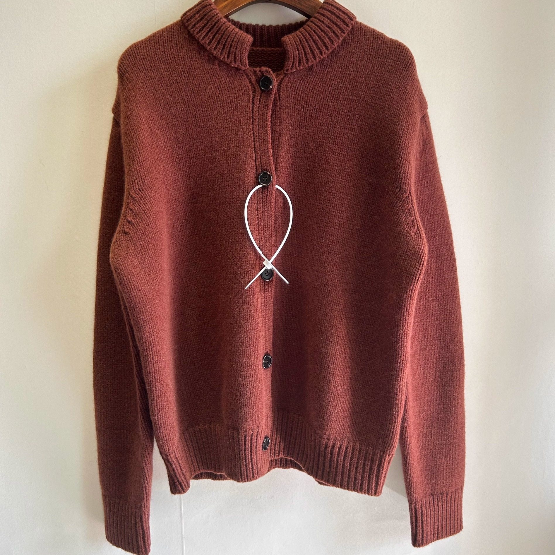 2025冬季厚 英伦羊毛感粗棒针 复古风翻折小立领果实扣夹克式开衫