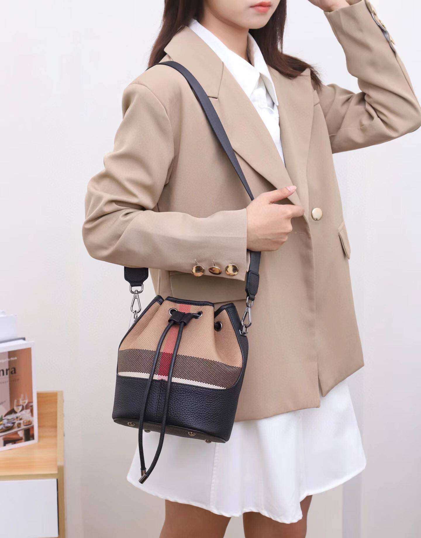 2025新款女包头层牛皮配帆布时尚水桶包手提单肩斜挎包真皮格子包