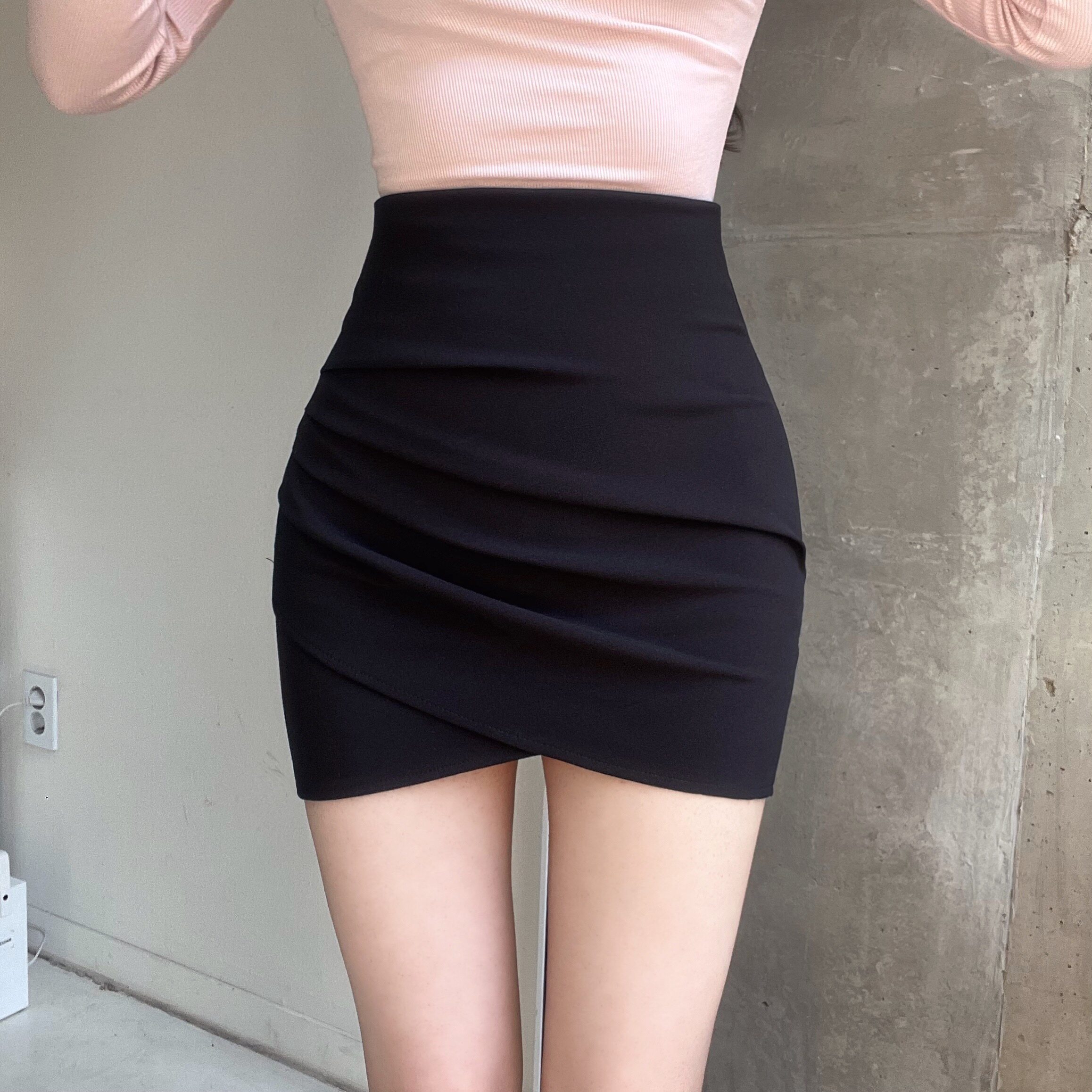 黑色包臀裙女半身裙2025春夏新款褶皱高腰短裙显瘦不规则一步裙子