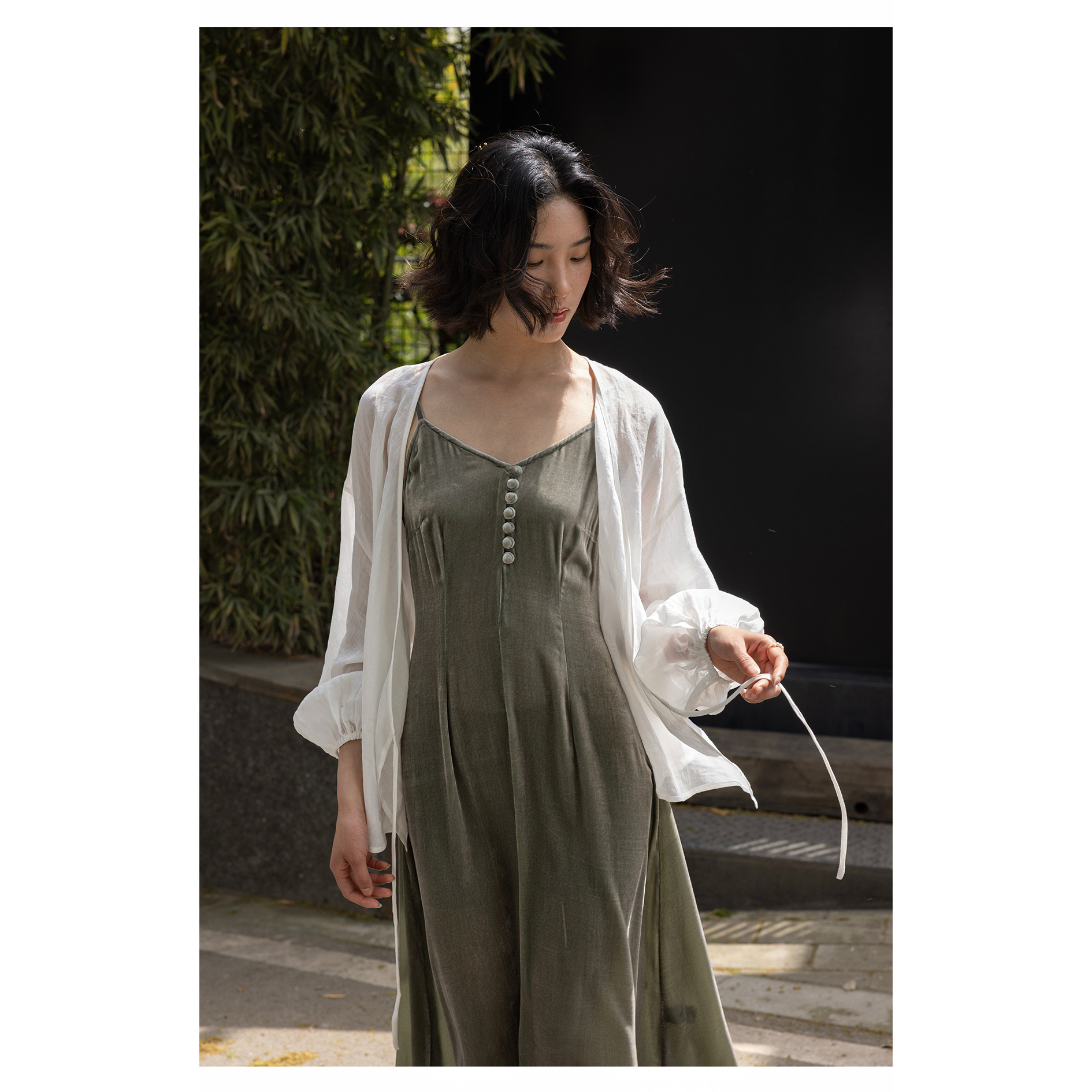 简约A字裙丝绒纯色纽扣连衣裙