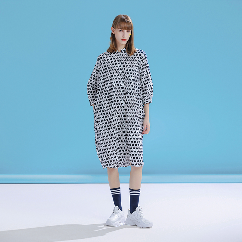 原创设计2023夏季中袖立领连衣裙