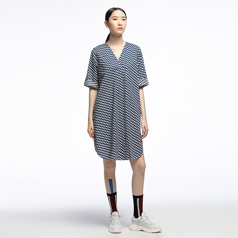 方寸原创设计2022夏季新款藏蓝格子宽松五分袖交叉式v领连衣裙女
