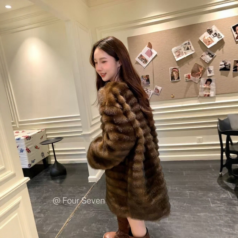 FOUR SEVEN 2025冬新韩版V领环保毛毛条纹宽松版中长款皮草外套