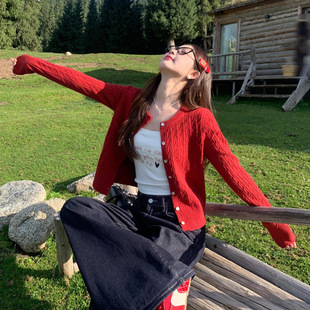 有设计感的红色毛衣女款2025新款绝美巨好看时尚洋气时髦开衫上衣