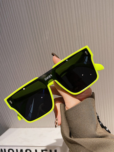 网红ins女可爱多巴胺甜妹风穿搭夏日套装少女亮色眼镜墨镜风格