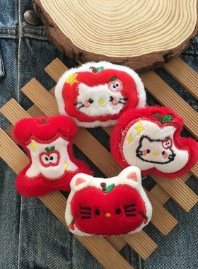 可爱毛绒KT胸针红色苹果HELLOKT包包装饰玩偶卡通衣服别针装饰ins