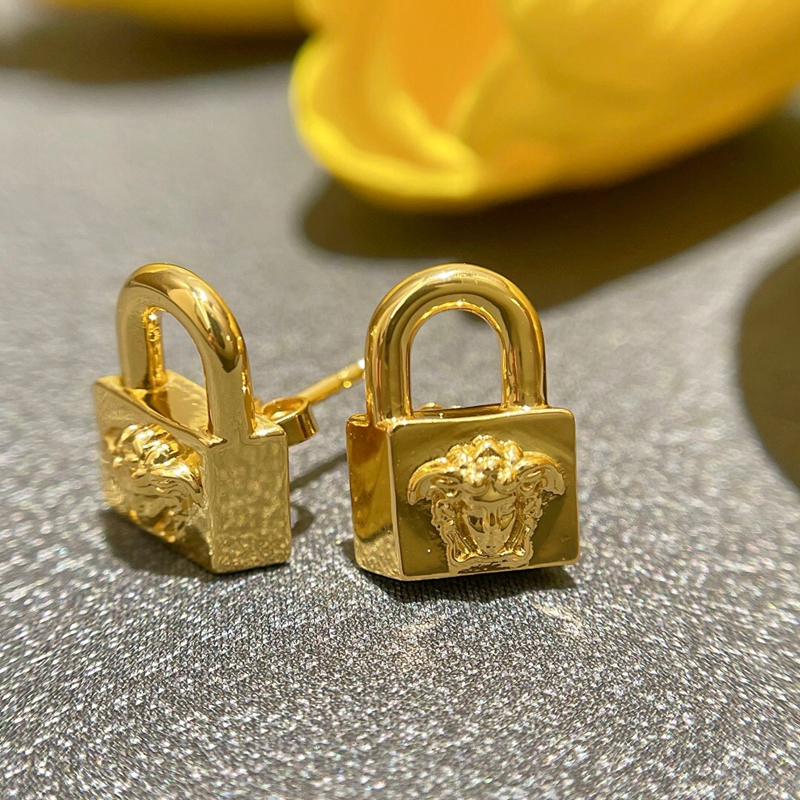 美杜莎复古金色宫廷款迷你锁头耳钉中古设计女小巧精致通勤耳环