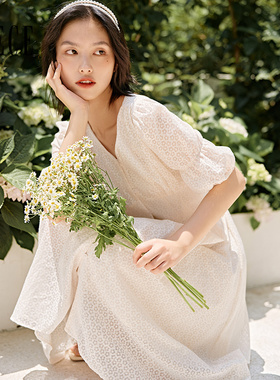 Oece夏装新款女装 公举气质甜美法式V领灯笼袖高腰白色连衣裙