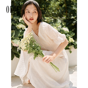 Oece夏装新款女装 公举气质甜美法式V领灯笼袖高腰白色连衣裙