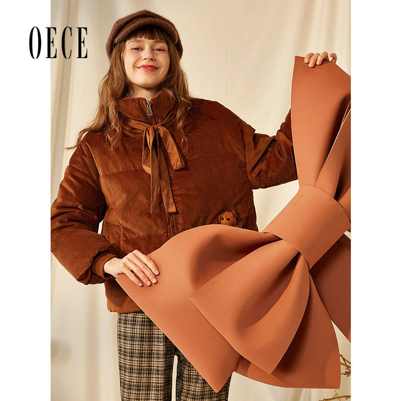 Oece冬装新款女装立领系带小熊御寒短款羽绒服