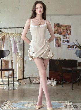 越十年越南小众品牌la vierge新款欧美风吊带修身褶皱感连衣裙