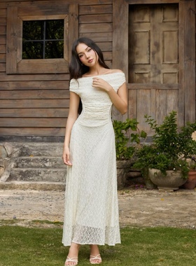 越十年越南小众gout新款性感辣妹风蕾丝褶皱一字肩长裙连衣裙