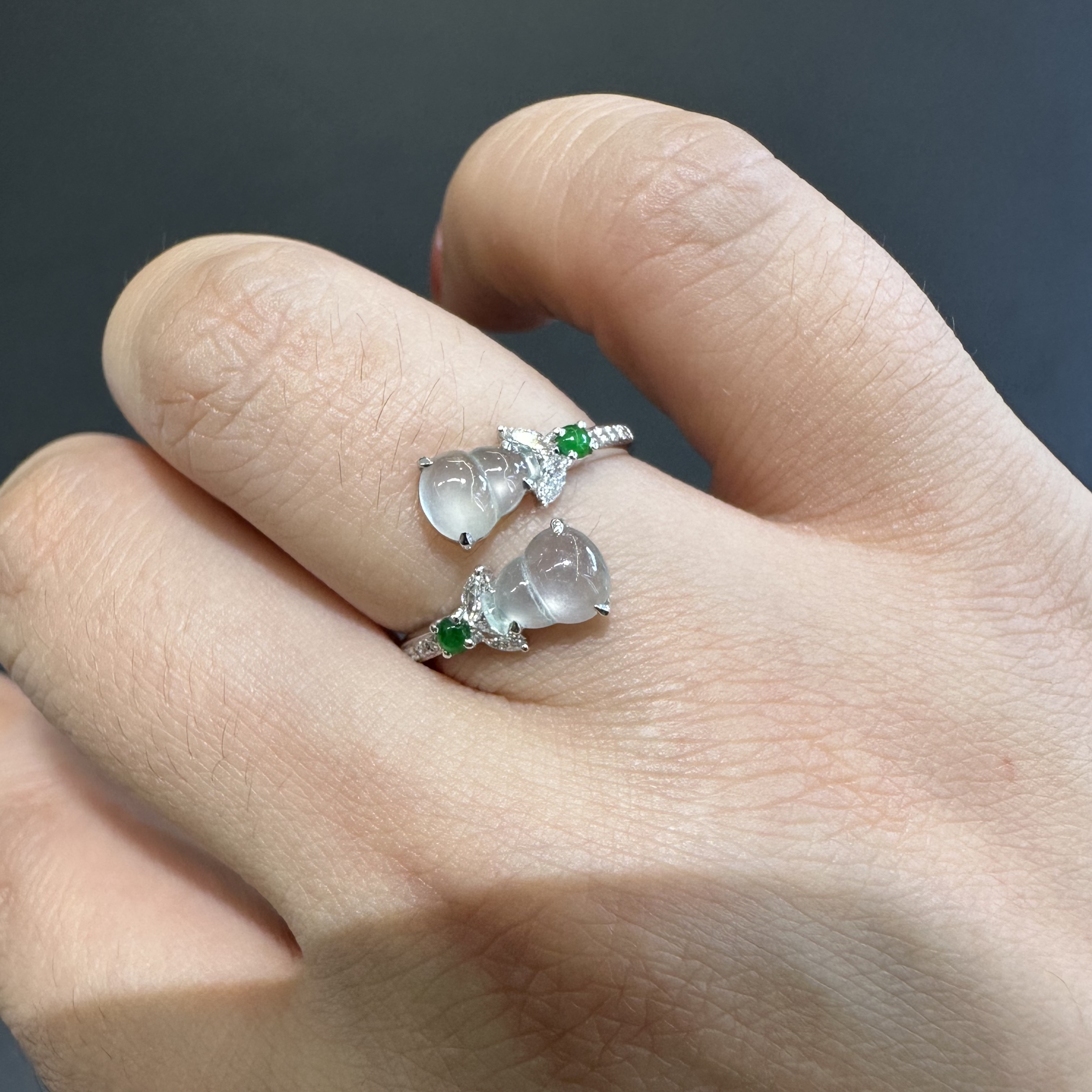 缅甸a货玻璃种白冰翡翠葫芦18k金戒指镶钻石起钢光白冰玉葫芦女戒