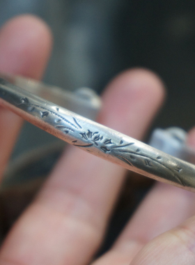 云起收藏。清代古董银饰大权在握花卉拳头老银开口镯 形制少见