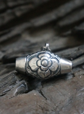 云起收藏。清代海棠花卉老银腰鼓铃铛吊坠滴溜