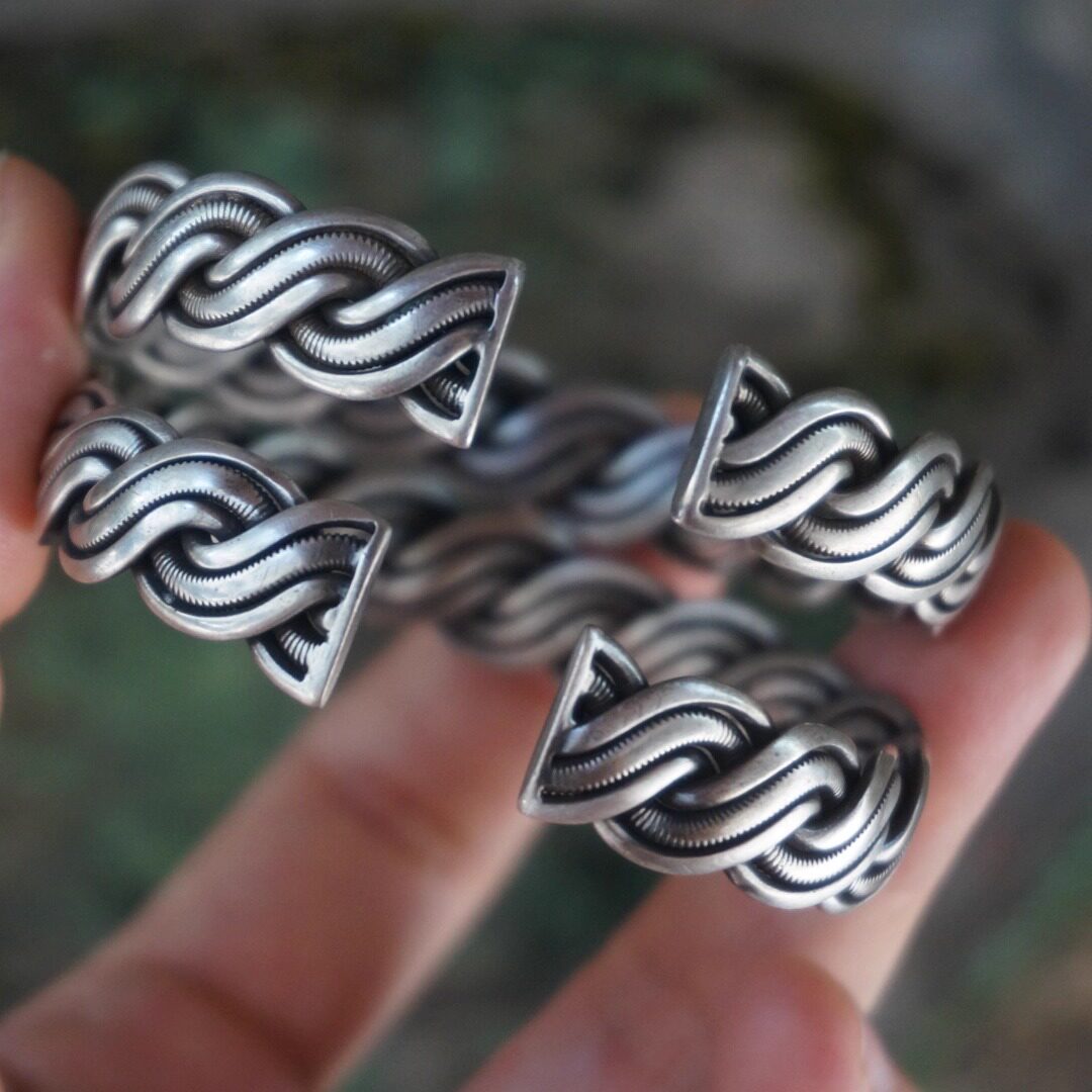 云起收藏。清代民国麻花绞丝老银开口扁镯宽手镯1对