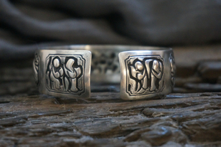 云起收藏。清代古玩古董剔地开窗人物老银镯手镯