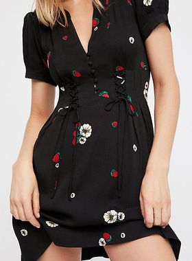 pixiemarket欧美新款时尚收腰显瘦黑色草莓裙高腰系带连衣裙潮