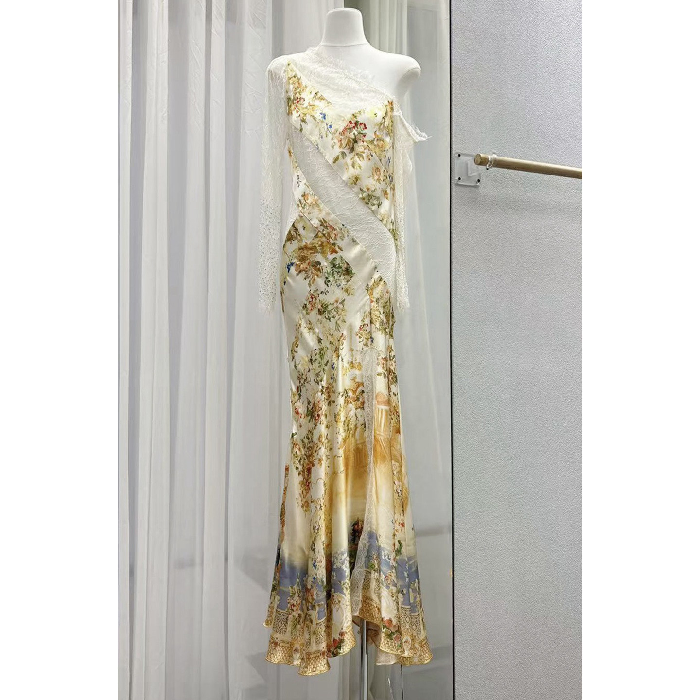 2026春夏度假风斜肩真丝印花连衣裙性感露肩蕾丝拼接长裙高级感女