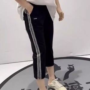 女权贵族2025夏季新款侧条纹松紧腰弹力拼接黑裤脚开叉八分裤3660