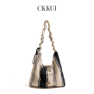 CKKUI 韩系羊羔毛黑白条纹包包2025冬季毛呢单肩包褶皱抽绳托特包