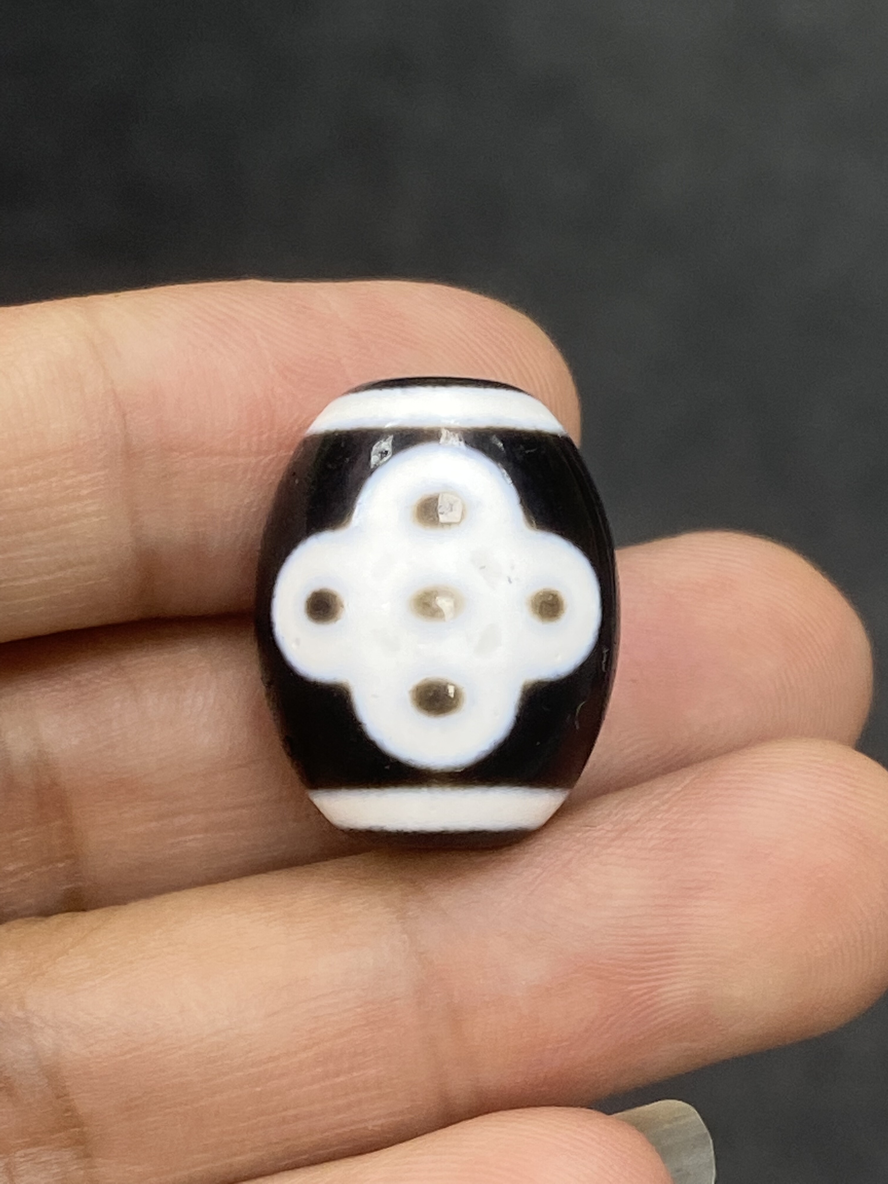 西藏天然玛瑙闪电五眼天珠达洛项链吊坠文玩配饰20*15mm左右