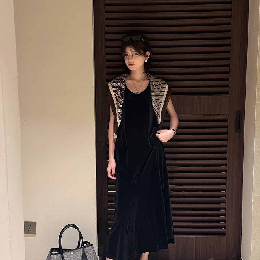 秋季新款韩系丝绒背心鱼尾裙女2026时尚高级感宽松显瘦长裙子