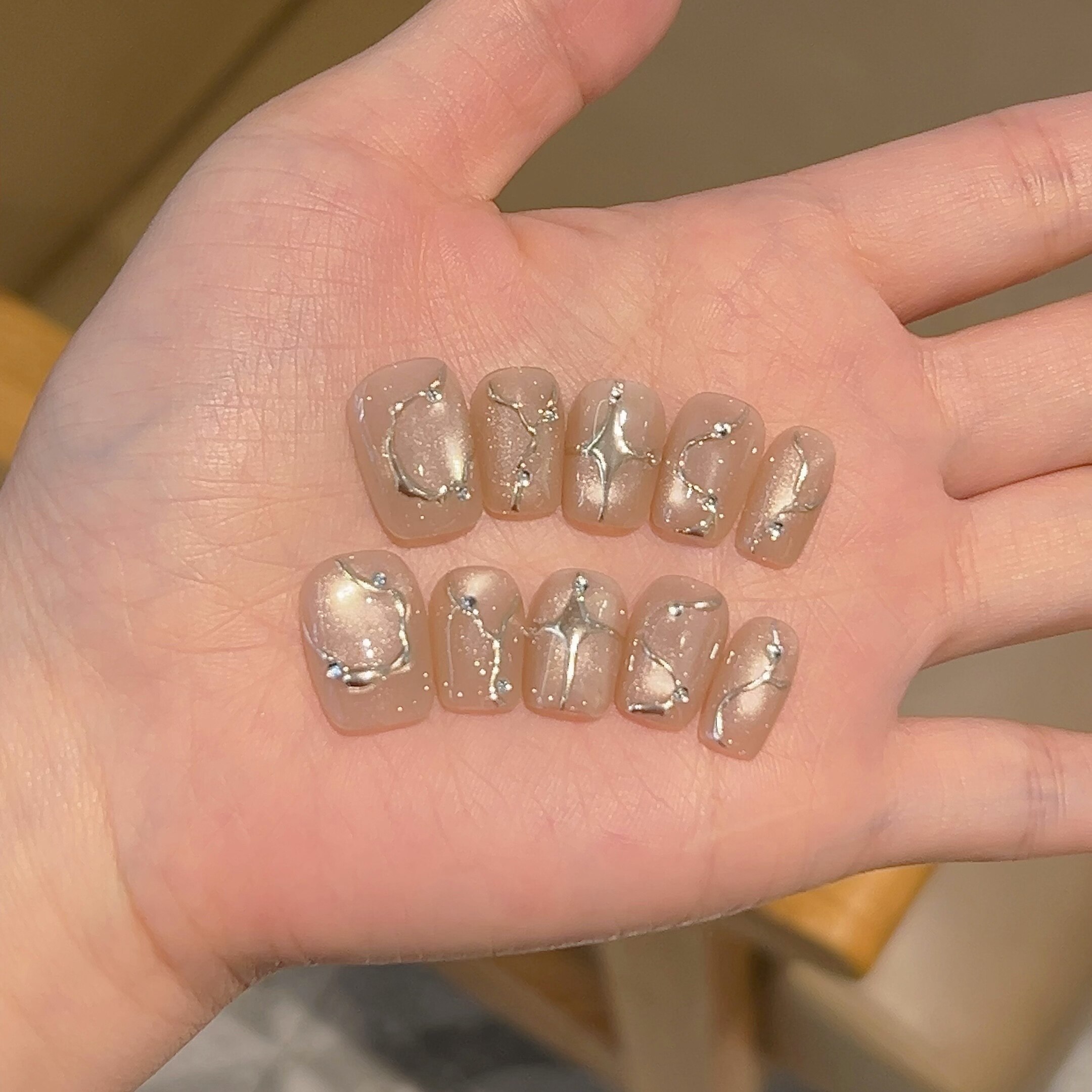 银色魔镜粉线条飘带猫眼穿戴甲