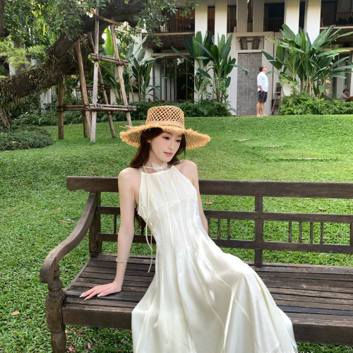 AS OFFICIAL-人早春首推分割线收腰设计；法式优雅挂脖吊带连衣裙