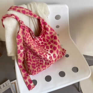 秋冬新款 甜酷树莓粉豹纹单肩斜挎布包女包包书包可调节灯芯绒布袋