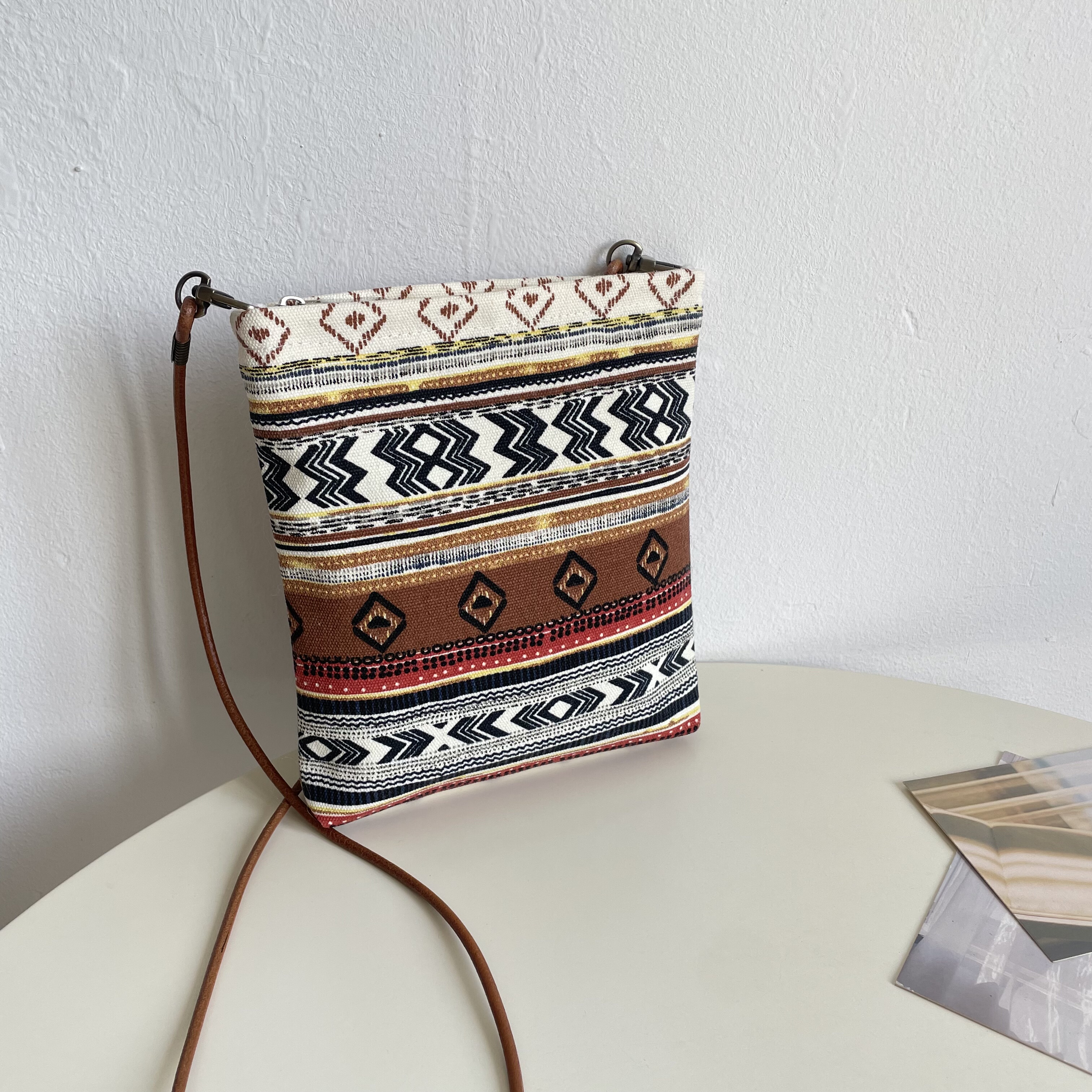 2025秋冬新款民族风彩色几何小斜挎包手机包文艺森系收纳包包遛弯
