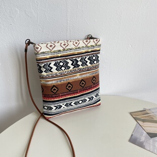 2025秋冬新款 民族风彩色几何小斜挎包手机包文艺森系收纳包包遛弯