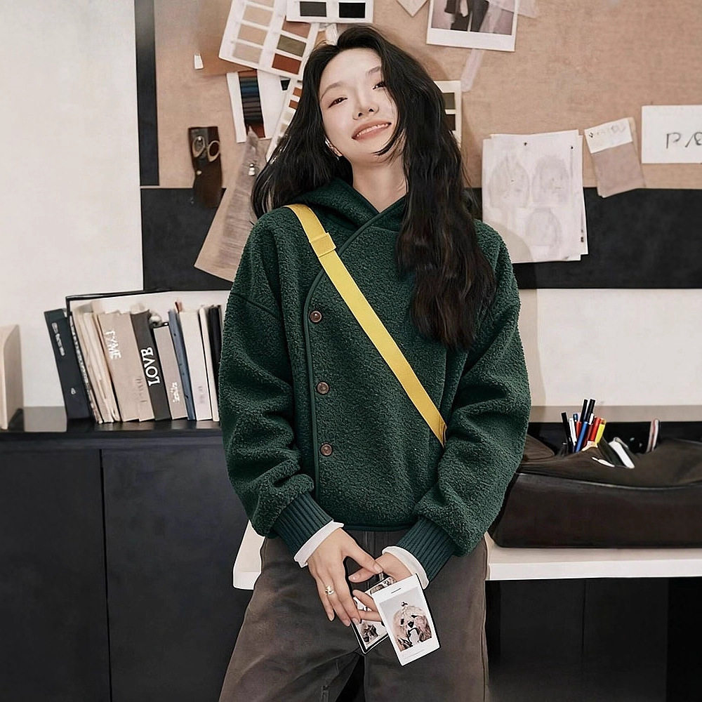 现货 2025新款巨好看的上衣墨绿色斜襟连帽摇粒绒卫衣外套女秋冬