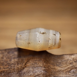 西亚千年阿契美尼德时期 白色缠丝棱珠21.8x11.8 皮壳包浆熟美