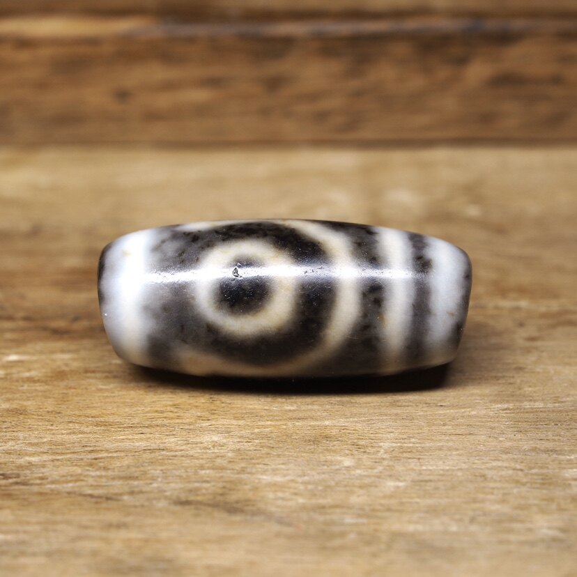 西亚大几十年年沁色如意两眼老天珠 皮壳包浆熟美 乳白色材质