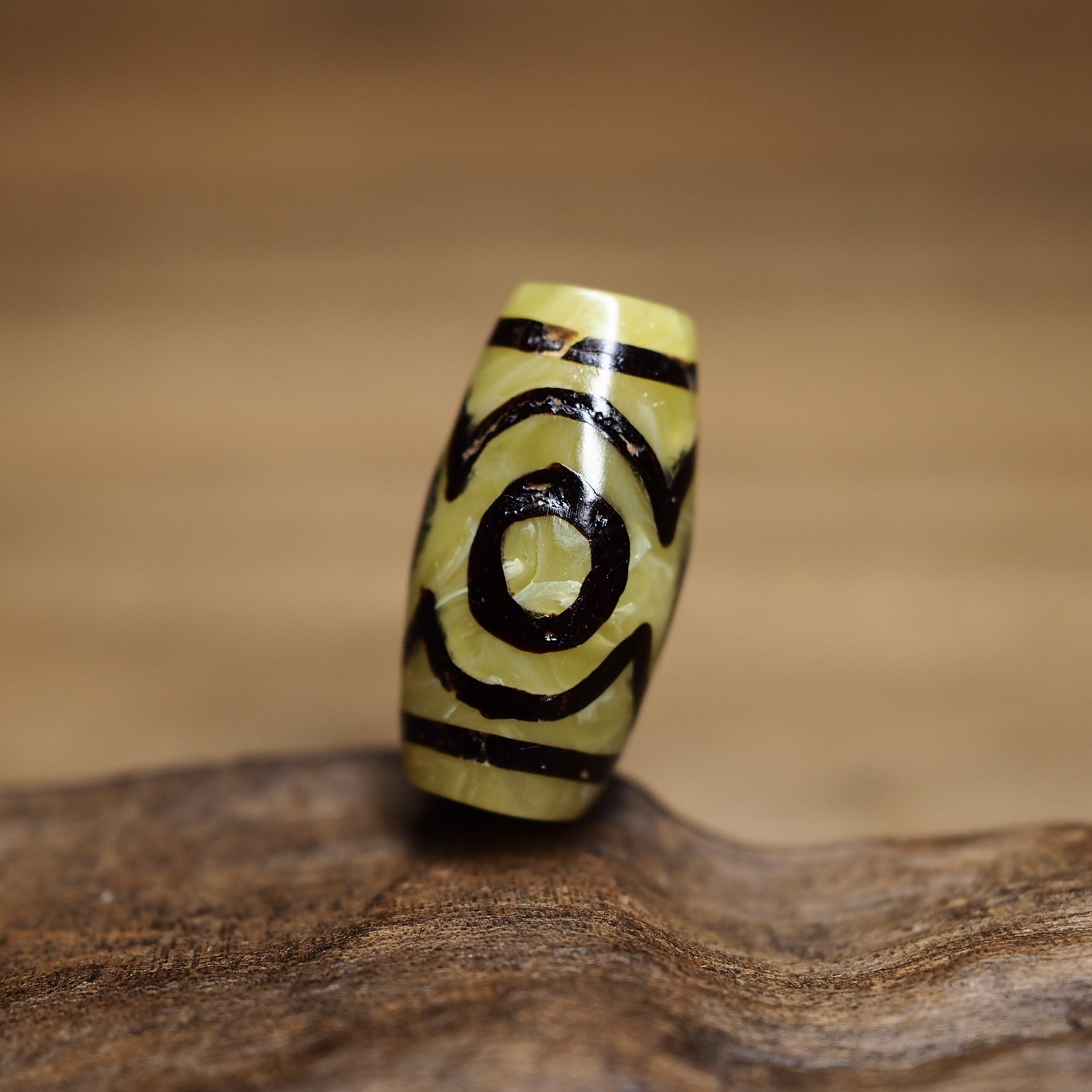 西藏几十年黄料器镶嵌黑药莲花三眼天珠19.6x10 藏传老塑料赛璐璐