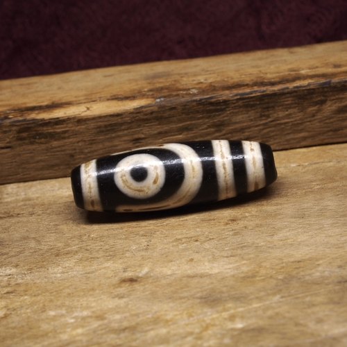 西藏几十年如意两眼老天珠 黑白分明 白色部位钙化明显 好品相