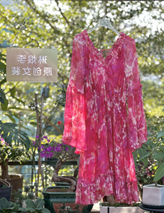 （充裕）琳烺红标了然2026春夏v领桑蚕丝印花气质时尚沙滩短裙