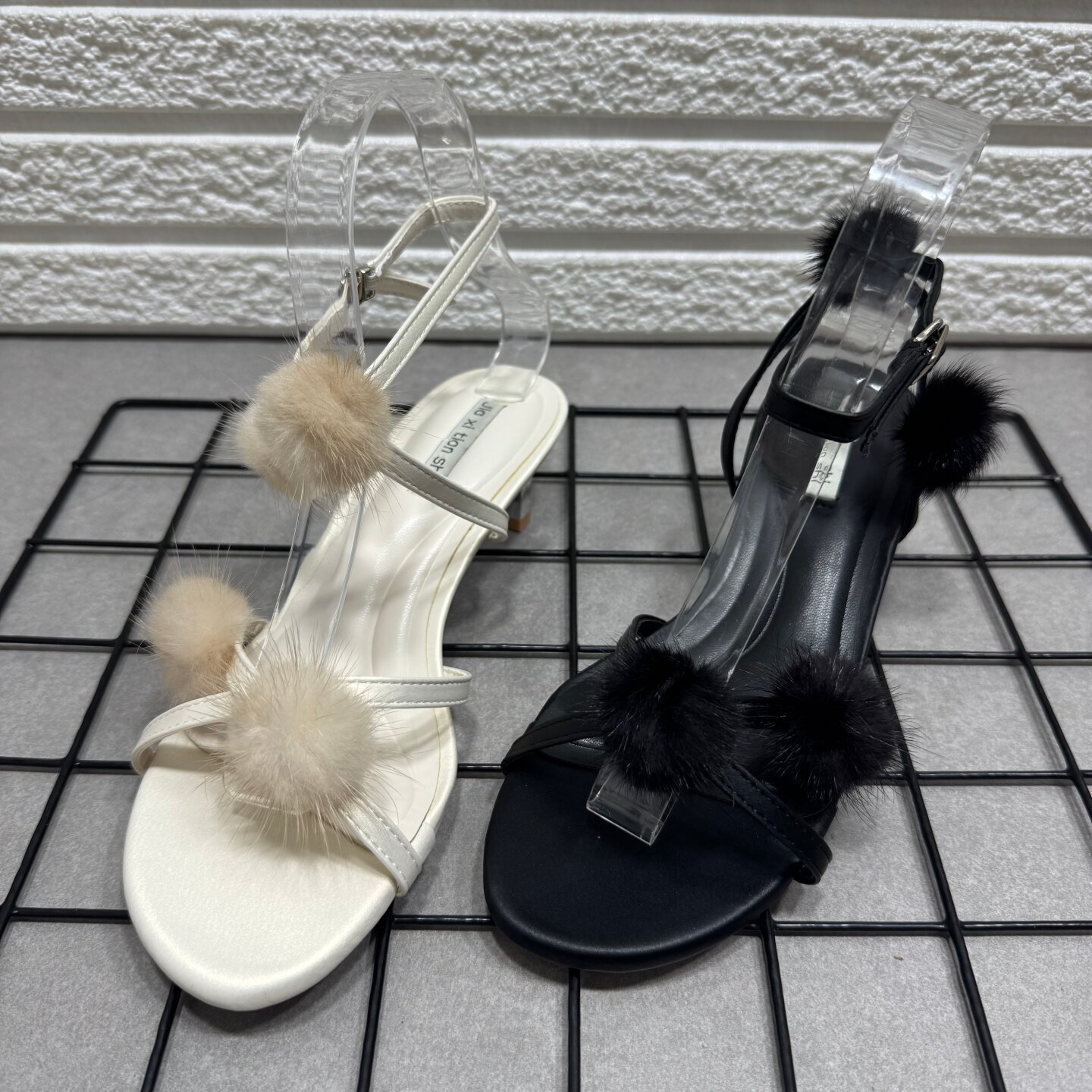 断码处理夏季新款不累脚高跟凉鞋女配裙仙女毛毛球一字带粗跟女鞋