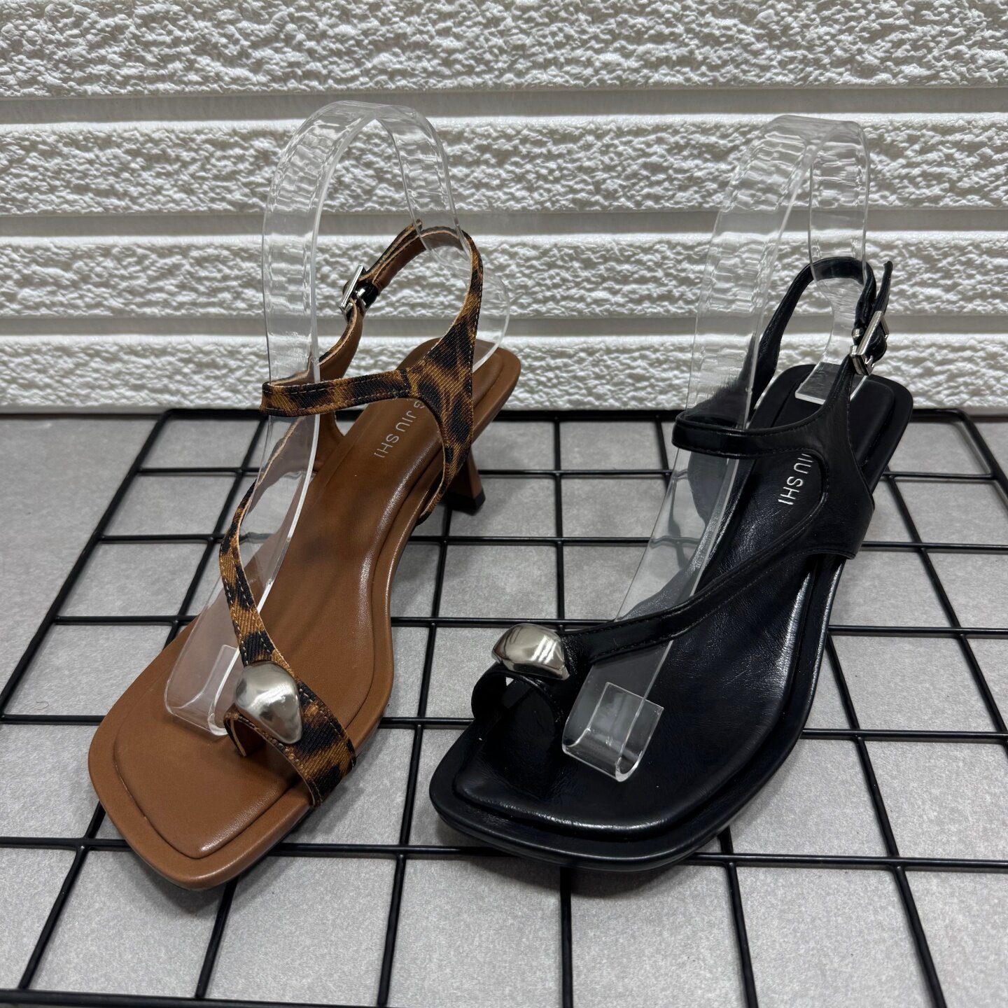 断码处理韩版一字扣套趾凉鞋女露趾搭扣细高跟性感女鞋夏款时装鞋