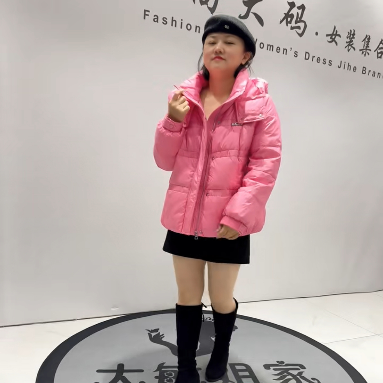 9505芮娜依莲冬新款加肥加大码女装通勤立体剪裁连帽90绒羽绒服